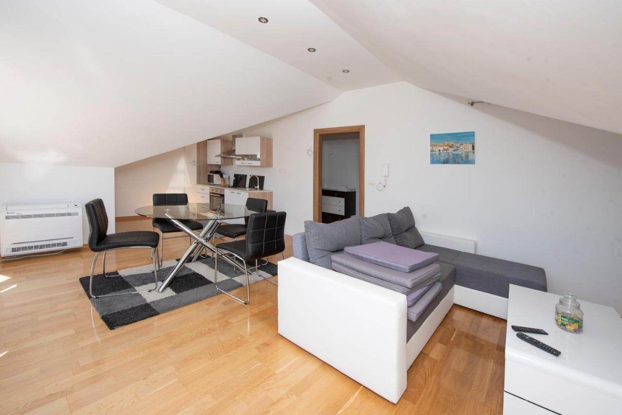 Sunny Attic Apartment With Balcony & Modern City Apartment With Outdoor Area, No Balcony Trogir Eksteriør billede